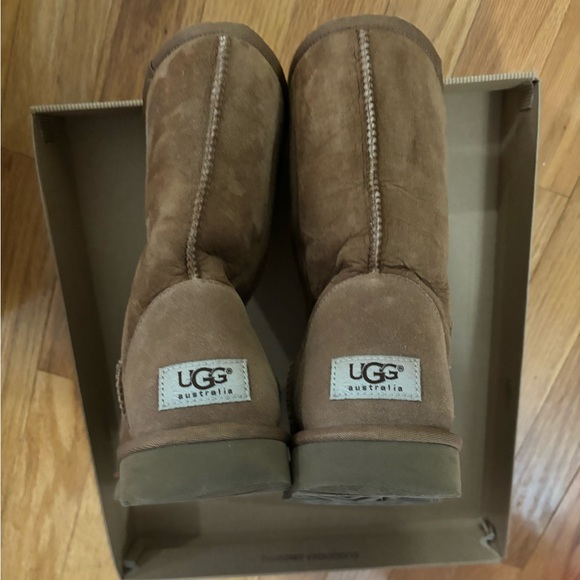 Like New Ugg Classic Short Boots - Picture 5 of 7